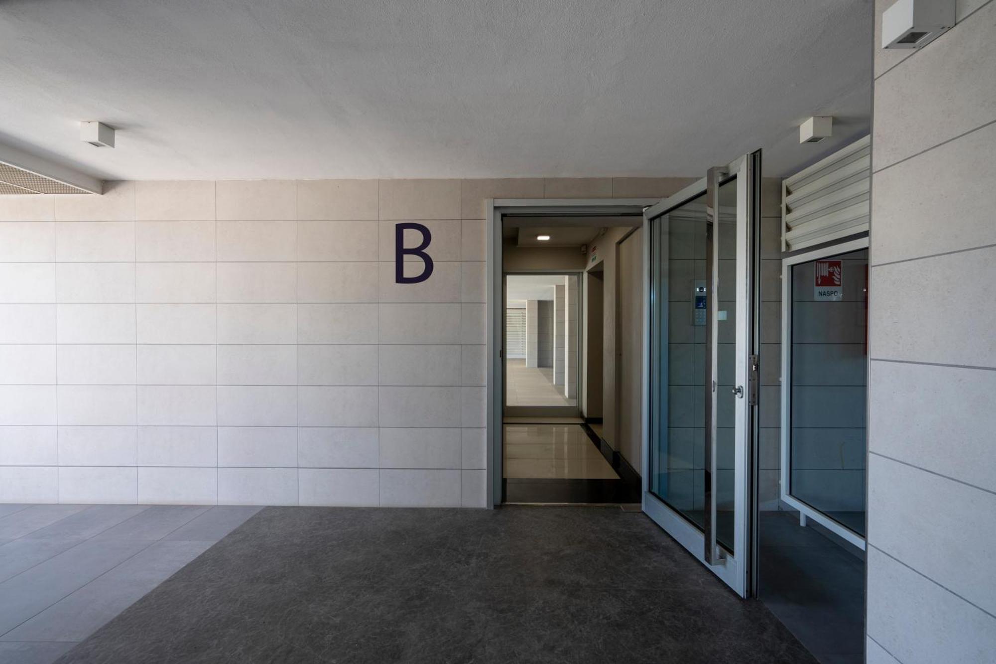 Kind Park - Sleek With Terrace & Parking Apartment *